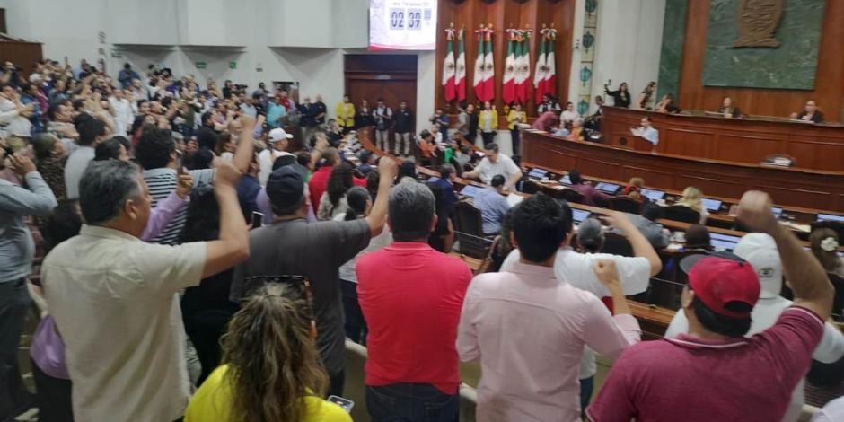 Estudiantes de la UAS irrumpen en Congreso de Sinaloa para protestar contra reforma a Ley Orgánica.