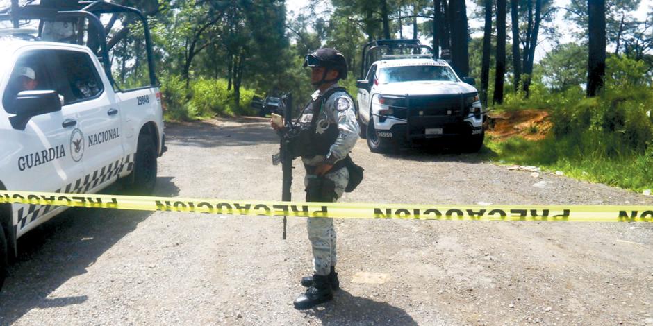 Elementos de la Guardia Nacional custodian el lugar en donde fueron dejados 7 cuerpos, ayer.