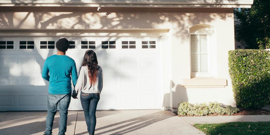 Imagen ilustrativa de pareja viendo una casa