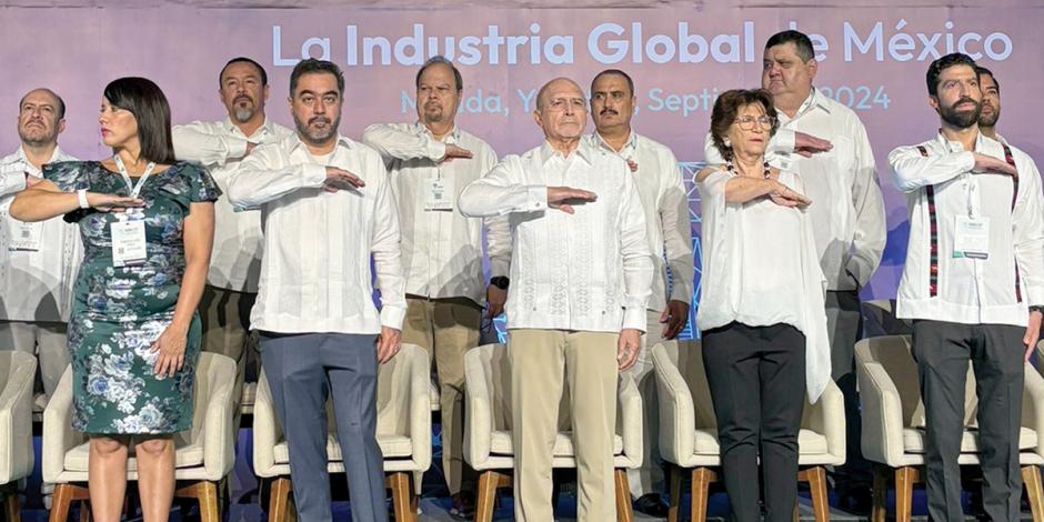 Directivos de Index y autoridades, ayer en la Convención Nacional, en Mérida, Yucatán.