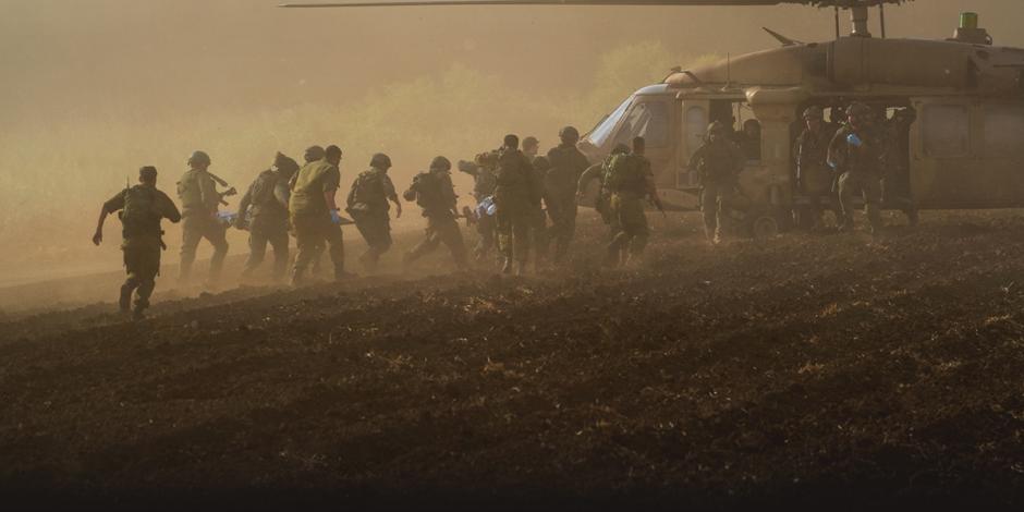 Fuerzas israelíes alistan evacuaciones tras ofensivas rivales, desde Líbano, ayer.