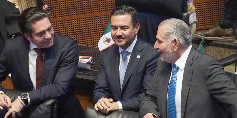 Los senadores Adán Augusto López (der.) y Miguel Ángel Yunes, en la cámara alta, el pasado miércoles.