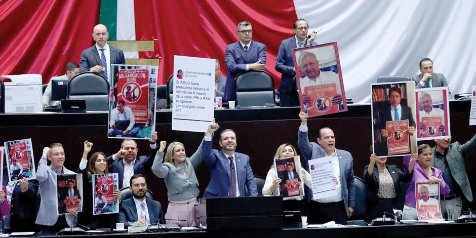 Diputados del PAN protestan desde  la tribuna, ayer, en San Lázaro.