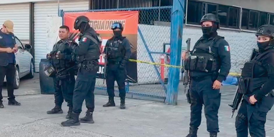 Elementos de la Policía Estatal resguardan el lugar en donde un hombre fue ejecutado ayer, en Culiacán.