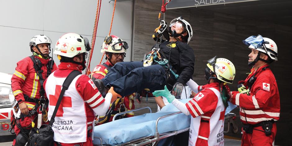 Miembros de la Cruz Roja realizan practicas de rescate durante simulacro 19-S