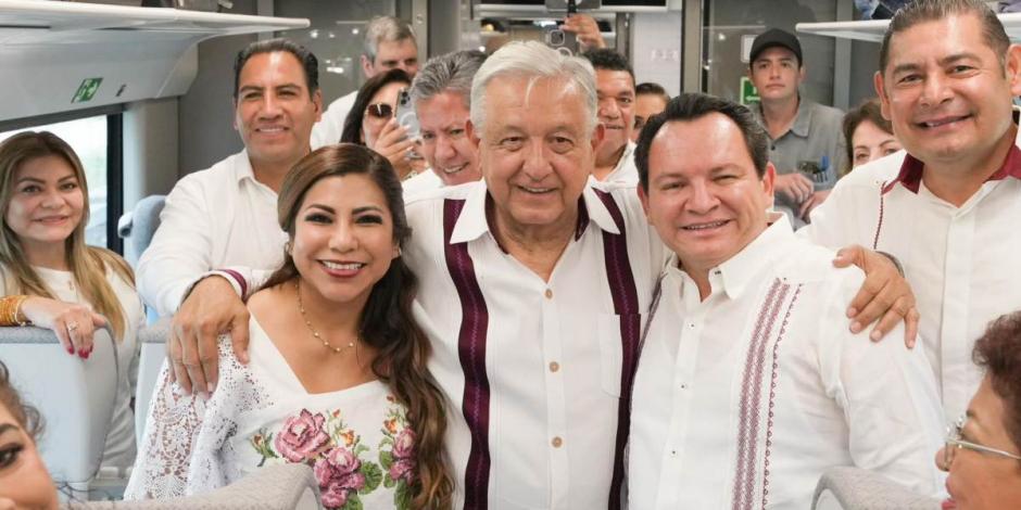 Joaquín Díaz Mena acompaña a AMLO en su última gira por Yucatán.