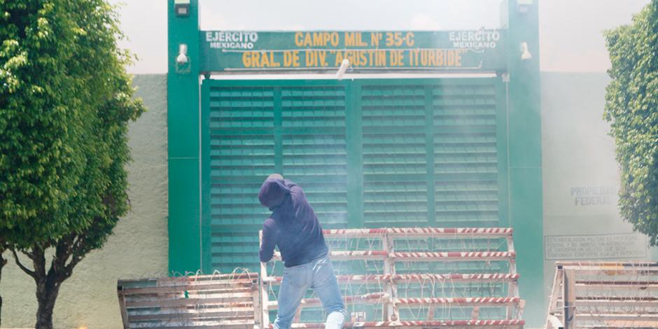 Normalistas lanzaron proyectiles y petardos a la instalación militar, ayer.