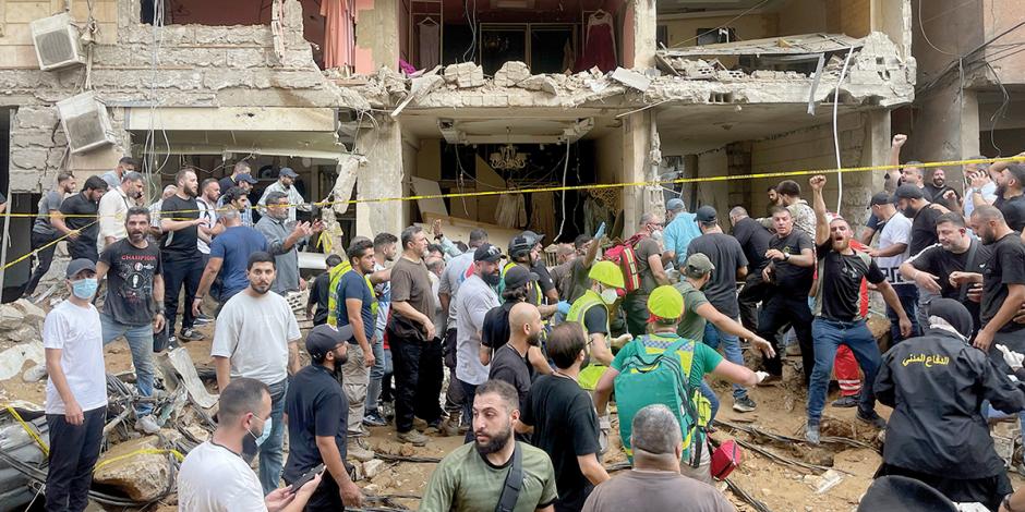 Edificio dañado por un bombardeo de Israel, ayer, en Beirut.