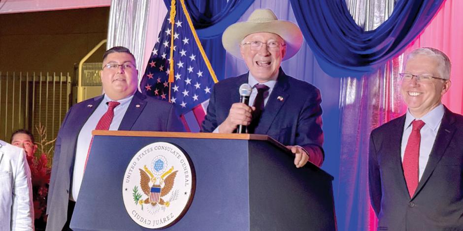 El embajador de EU, Ken Salazar, ayer, en el Consulado de su país en Juárez.