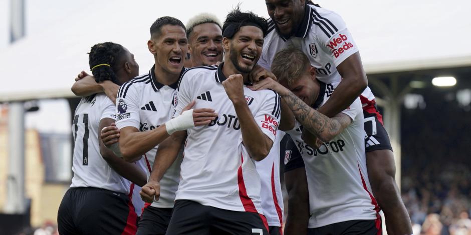 Raúl Jiménez celebra un gol con sus compañeros en el duelo Fulham vs Newcastle