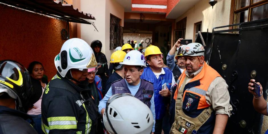 Giovani Gutiérrez, alcalde de Coyoacán, acudió a la zona donde ocurrió la explosión.