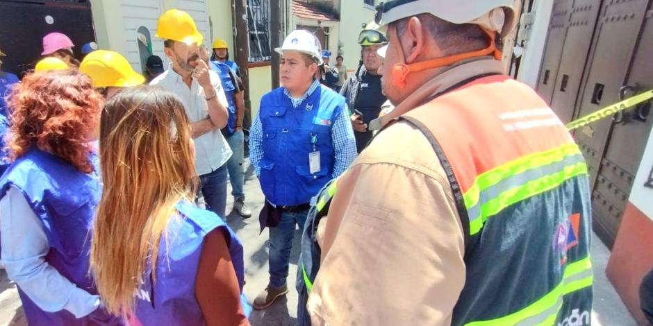 El alcalde de Coyoacán, Giovani Gutiérrez, acudió a la zona afectada por la explosión,