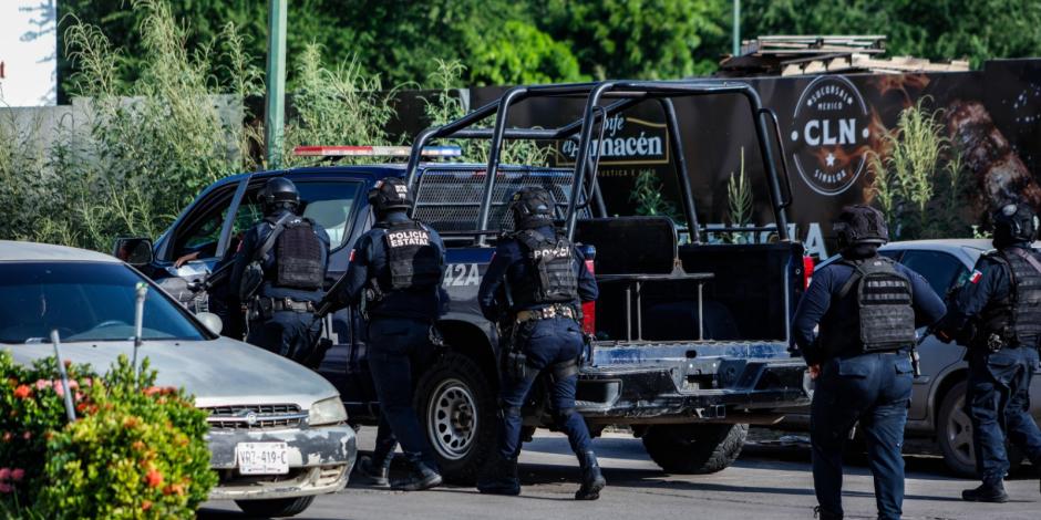 Elementos de la Policía Estatal, durante un operativo realizado en calles del sector Tierra Blanca de Culiacán, el sábado.