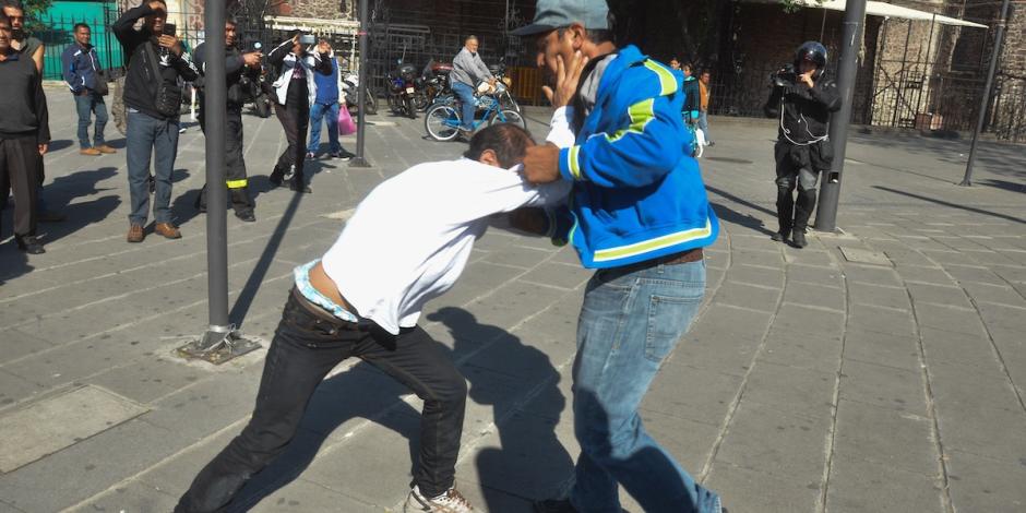 Dos hombres pelean en la calle de Zarco, entre Reforma e Hidalgo.