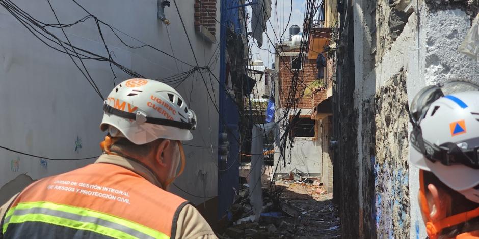 Personal de PC Coyoacán, ayer, observa los daños por la explosión.