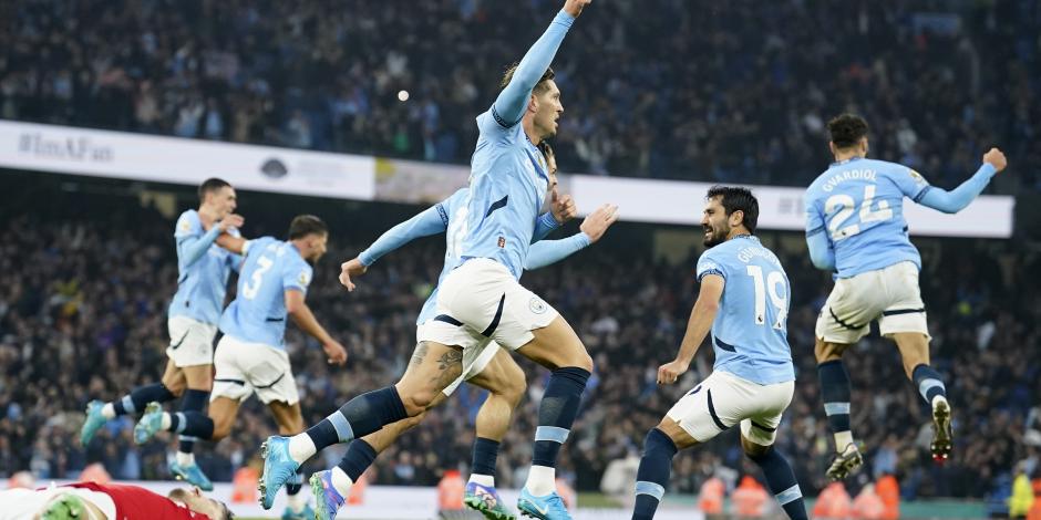 Futbolistas del Manchester festejan su último gol de la tarde.