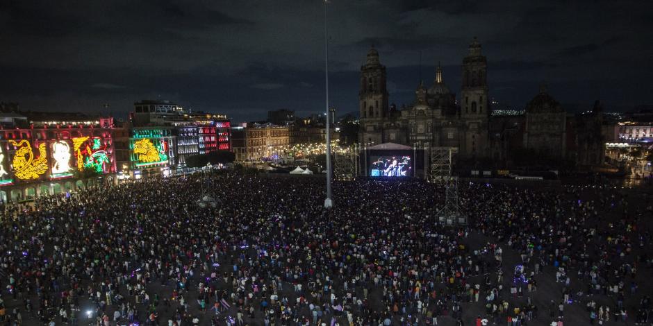 Asistentes, ayer en el Zócalo de la CDMX.