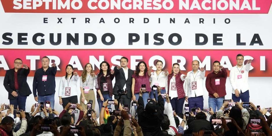 Luisa María Alcalde (c.), dirigente nacional electa de Morena, flanqueada por Andrés Manuel López Beltrán y Carolina Rangel Gracida, ayer en el Séptimo Congreso Nacional Extraordinario de Morena.