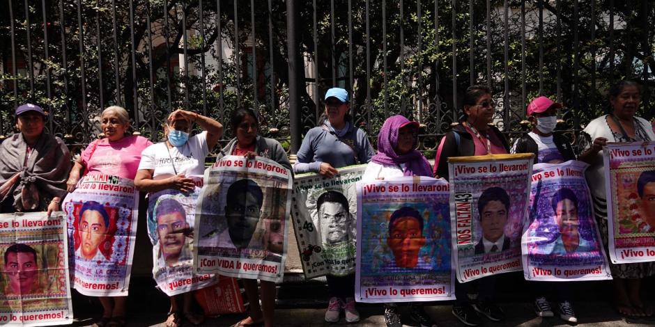 Padres de los normalistas de Ayotzinapa protestan afuera de la Secretaría de Gobernación