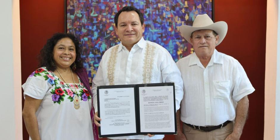 Joaquín Díaz Mena recibe Bando Solemne de la declaración de gobernador constitucional de Yucatán.