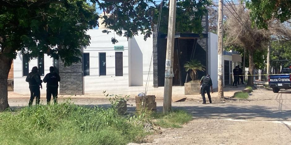 En las paredes de esta casa, ubicada en la colonia Laureles Pinos, de Culiacán, quedaron las huellas del ataque sufrido ayer.