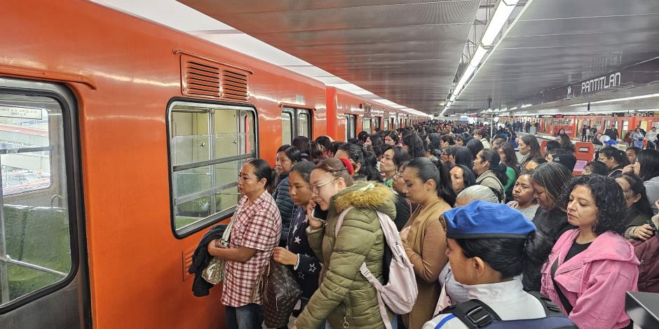 Primeras usuarias de la rehabilitada Línea 9 del Metro, el 10 de septiembre.