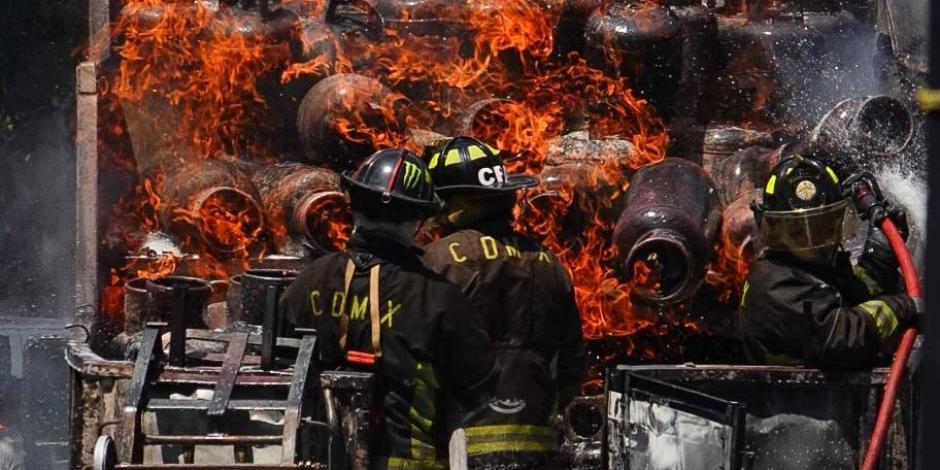 Bomberos atienden el incendio de una camioneta con tanques de gas LP, en 2023.