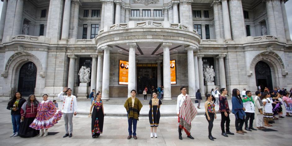 Modelos posan con atuendos tradicionales, ayer afuera de Bellas Artes.