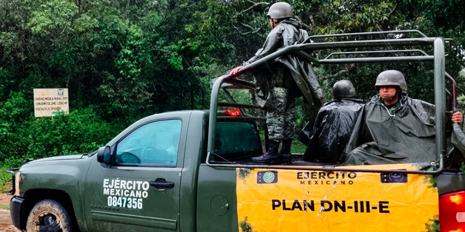 Fuerzas armadas apoyan a población civil ante el paso del huracán "John".