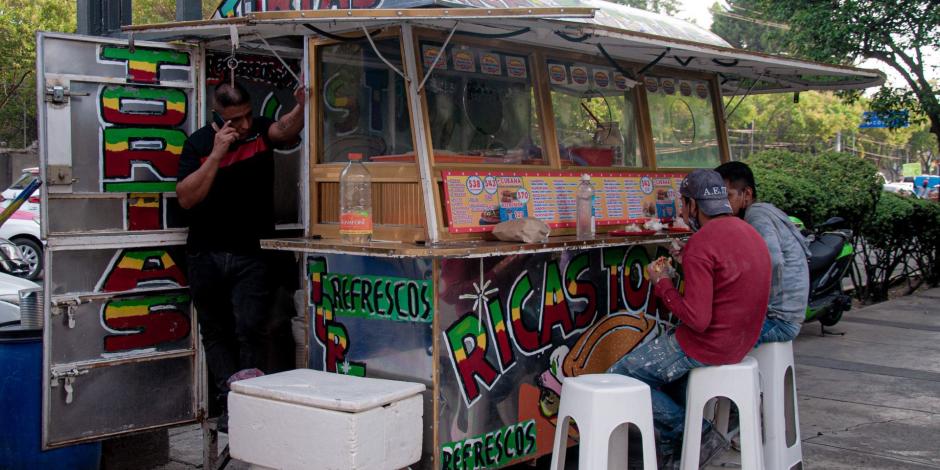 En la alcaldía Cuauhtémoc aún se observan puestos con tradicionales rótulos que se resisten a la homogeneización de sus fachadas.