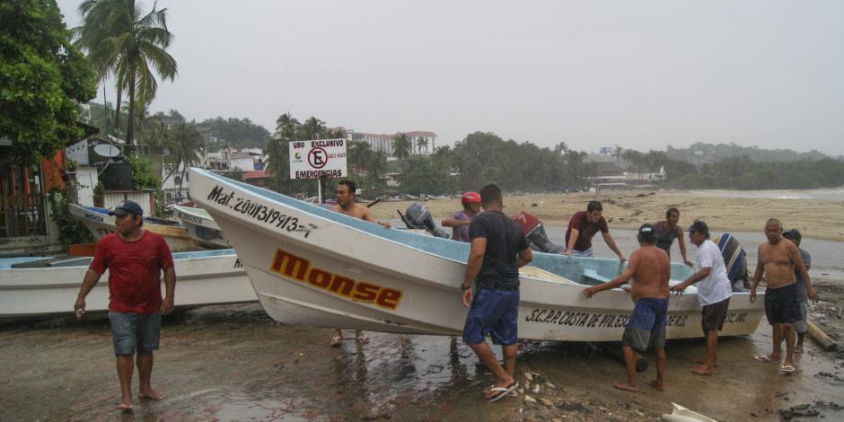 En Puerto Escondido resguardan las lanchas, ayer.