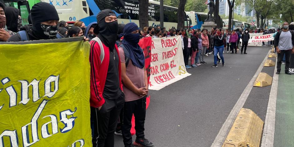 Familiares de Ayotzinapa exigen justicia frente al Senado