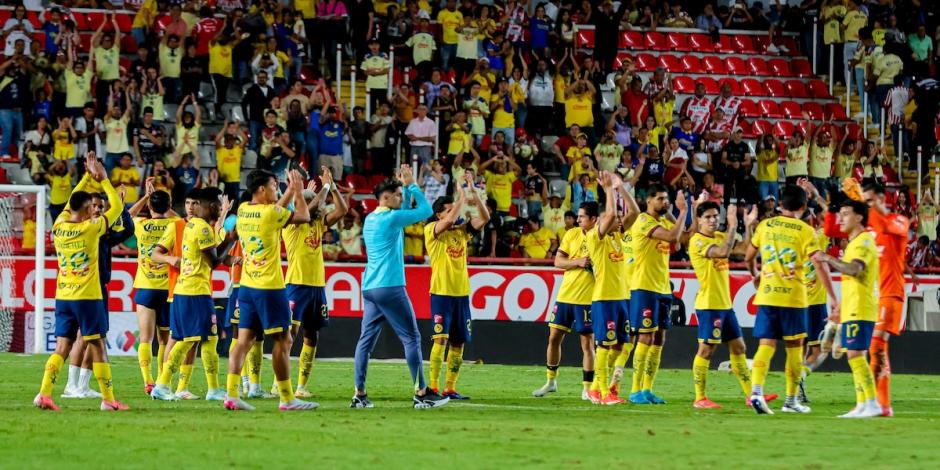 Futbolistas de las Águilas, tras su juego del pasado sábado en la liga.