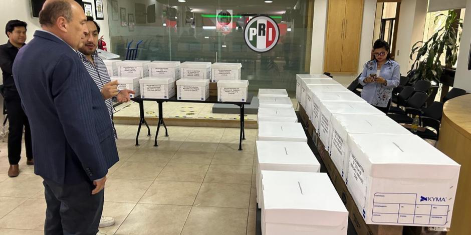 Simulacro de votación realizado por diputados del PRI, encabezados por Rubén Moreira, ayer.