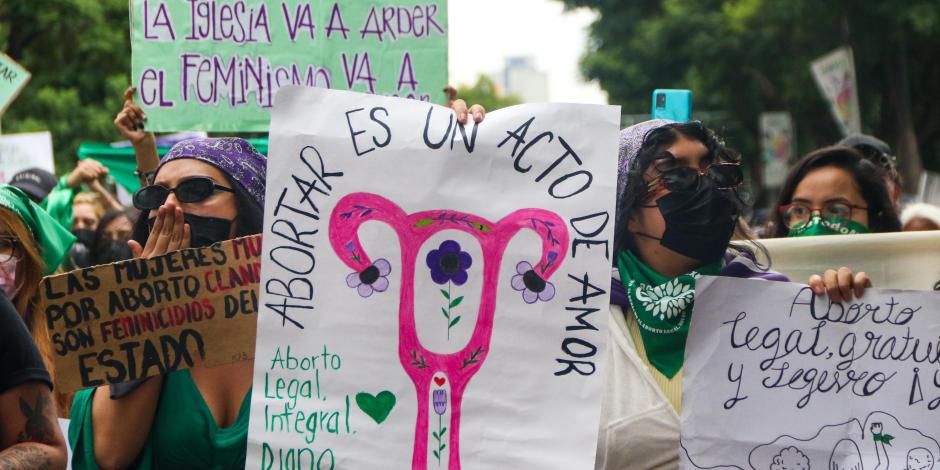 Jóvenes marchan en la capital para exigir el derecho libre a abortar en todo el país, el 28 de septiembre de 2023.