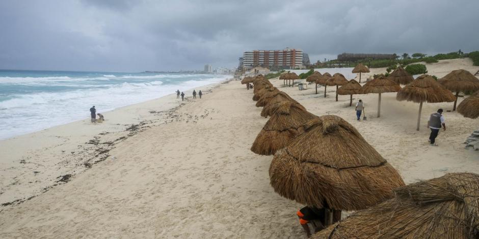 Cielos nublados y lluvias se observan en el horizonte del mar desde las playas de Cancún esto ante la proximidad de la Tormenta Tropical Helene.