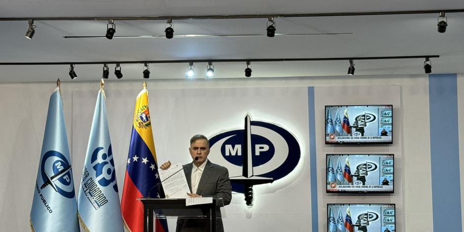 El fiscal Tarek Saab muestra en conferencia la documentación de la acusación contra el presidente argentino, ayer.