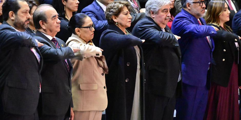 Delfina Gómez, al centro, con Rosa Icela Rodríguez y autoridades de los 3 poderes.