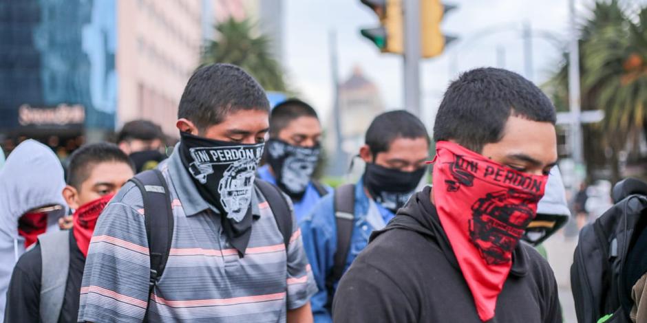 Estudiantes de Ayotzinapa se reúnen en el antimonumento en el marco del décimo aniversario de la desparición de los 43