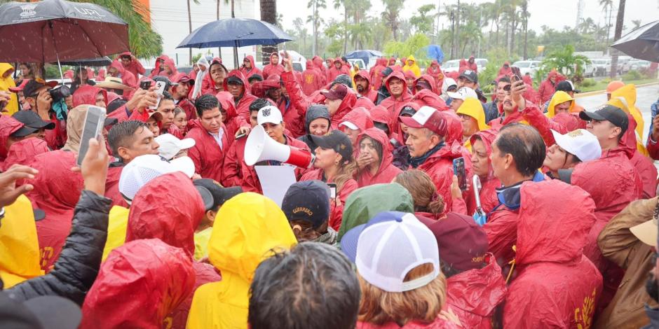 La gobernadora de Guerrero, Evelyn Salgado, al centro.