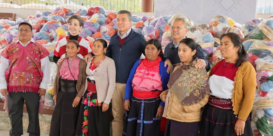 En San Cristóbal de Las Casas, Rutilio Escandón inicia entrega de apoyos a artesanas de Chiapas.