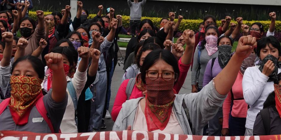 Normalistas y otros manifestantes, ayer, en el Antimonumento a los 43 en Paseo de la Reforma.