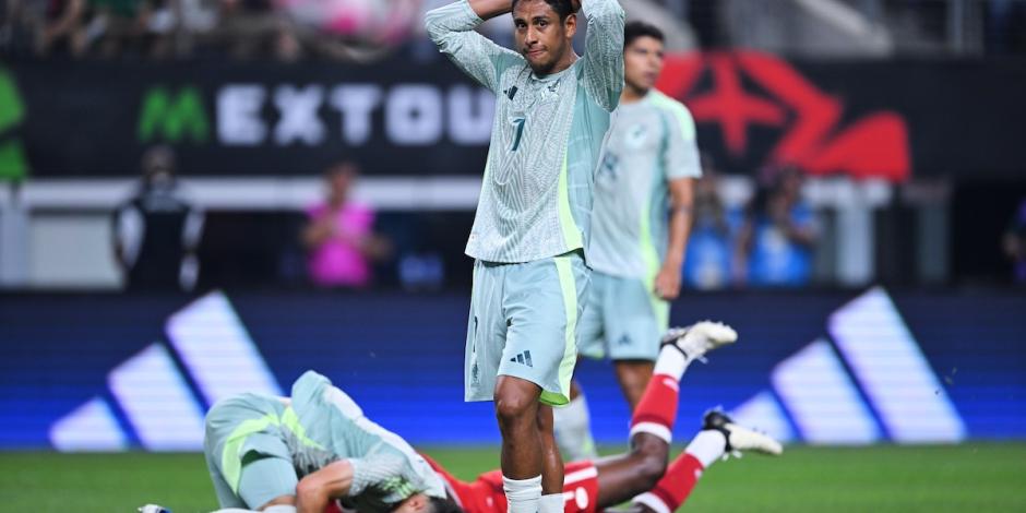 Luis Romo se lamenta después de una falla del Tricolor en el pasado partido.