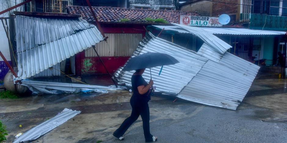 Techos de lámina cayeron tras el paso de John por Guerrero, ayer.