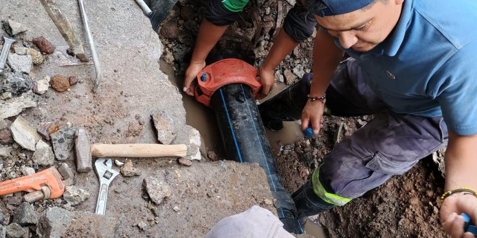 Trabajadores del Sacmex reparan una fuga de agua, el 11 de septiembre.