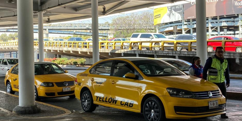 Taxis al exterior del AICM