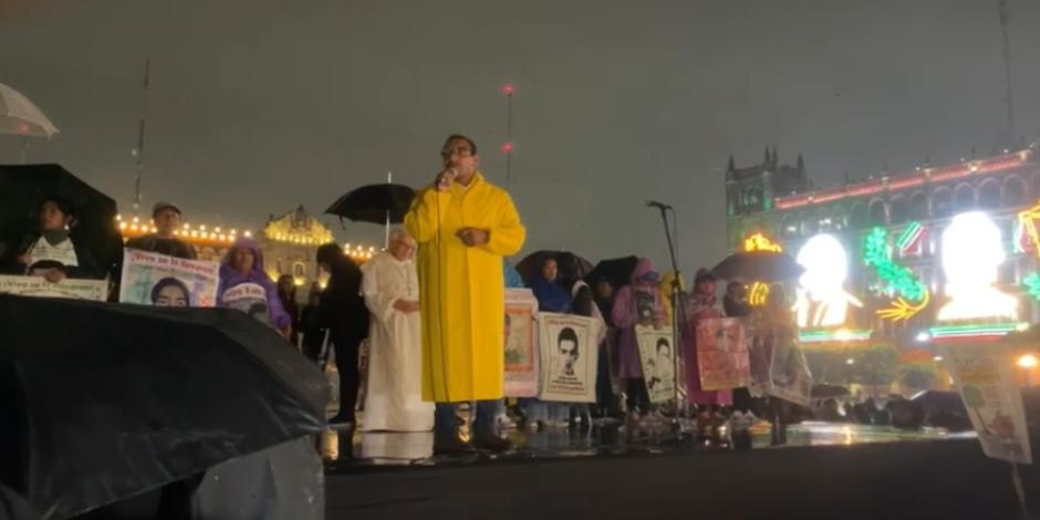 Se lleva a cabo mitin en el Zócalo; abogado de los padres de los normalistas de Ayotzinapa critica la falta de avances en el caso.