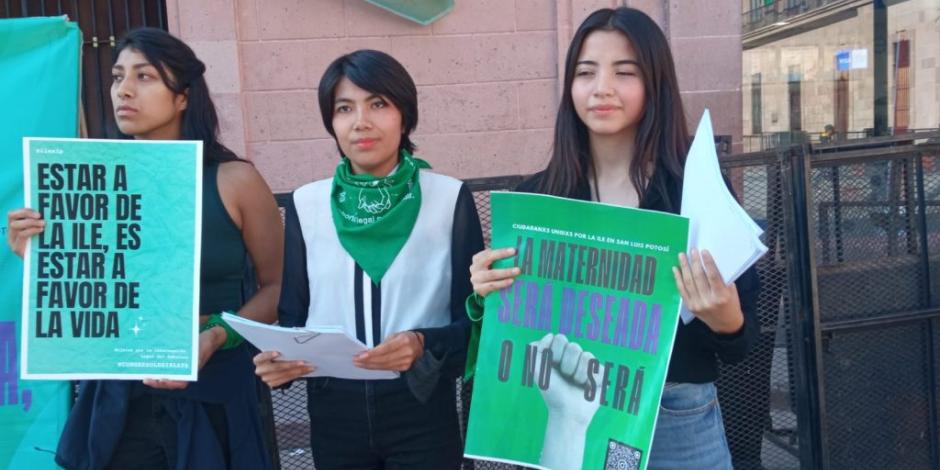 Las activistas celebraron ayer, en la plaza principal del estado, el fallo de un juez obtenido en días pasados.