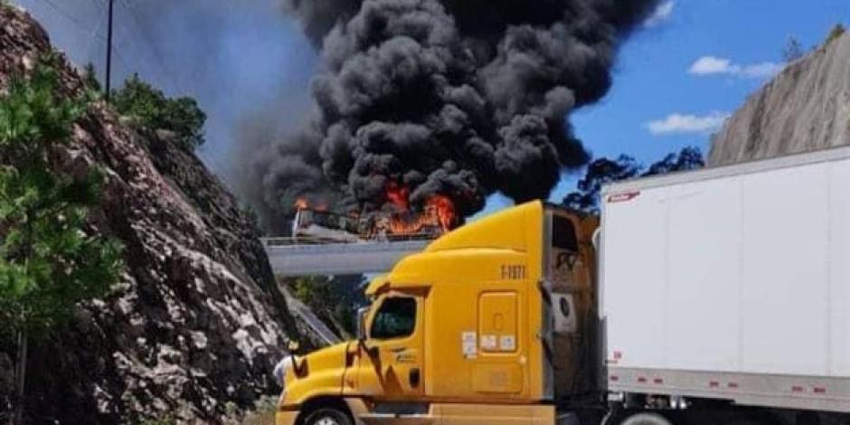 Un tráiler fue incendiado, presuntamente, por hombres armados sobre un puente cercano a la maxipista Mazatlán-Durango, la tarde de ayer.