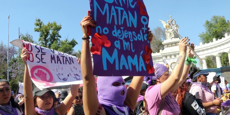 Un grupo de jóvenes protesta en la CDMX en contra de los feminicidios, en 2023.